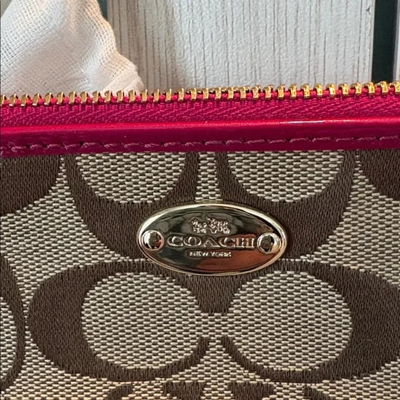 Coach Classic Jacquard Wristlet EUC - Picture 3 of 10